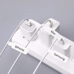 Sladdar som sitter i laddare med märkning