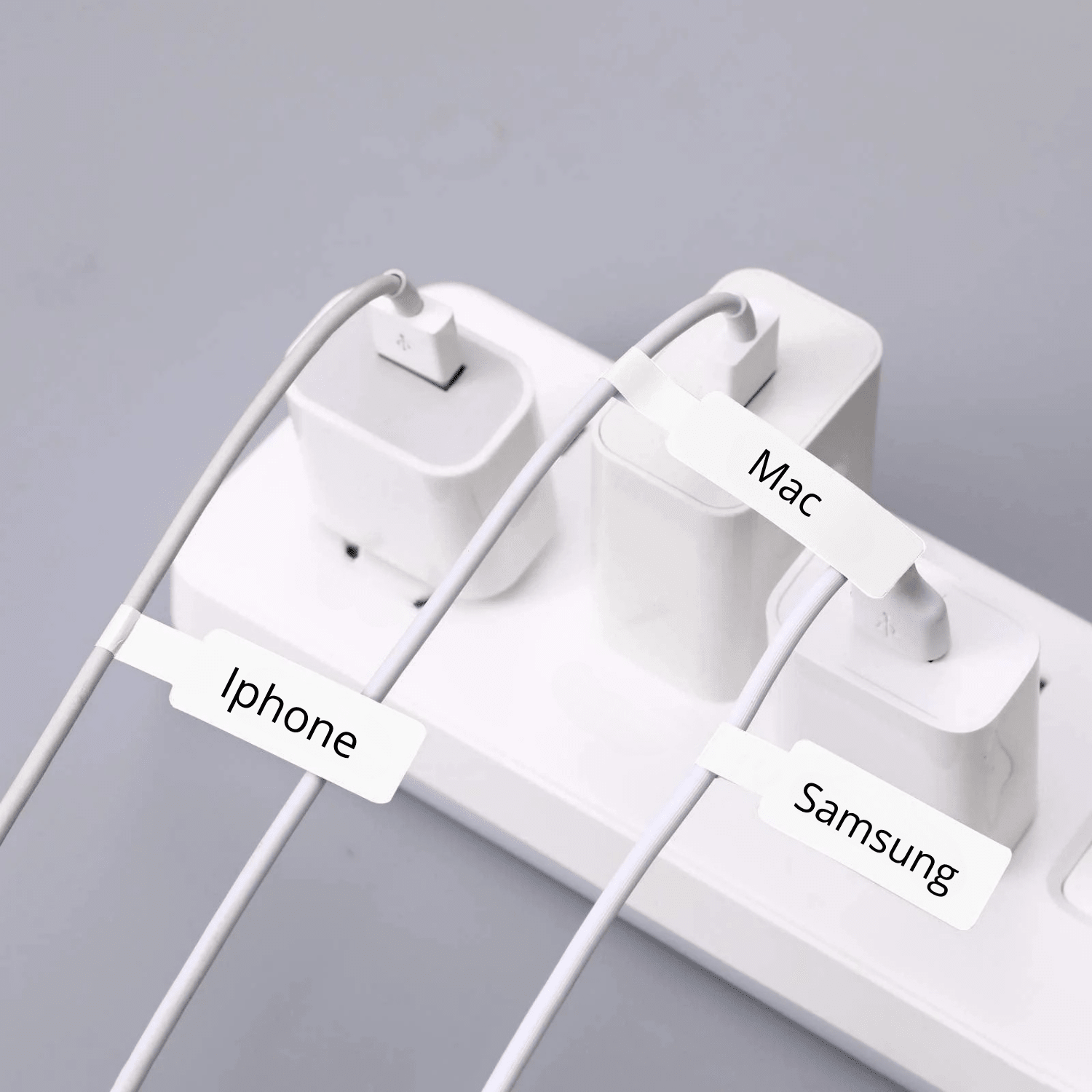 Sladdar som sitter i laddare med märkning